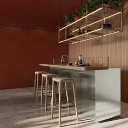 Cocina contemporánea con isla gris, paneles de madera y pared color burdeos