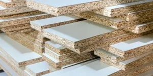 Piezas de tablero aglomerado cortadas a diferentes medidas