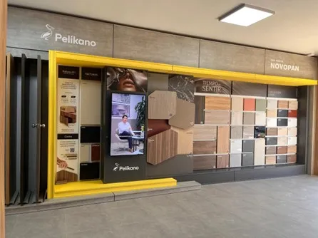 Exhibidor de tableros Pelíkano y Novopan en el local de Tableros Listos