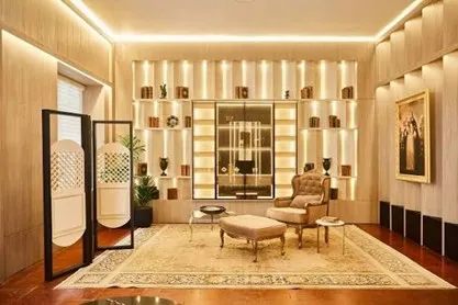 Sala revestida con paneles en acabado Haya Natural