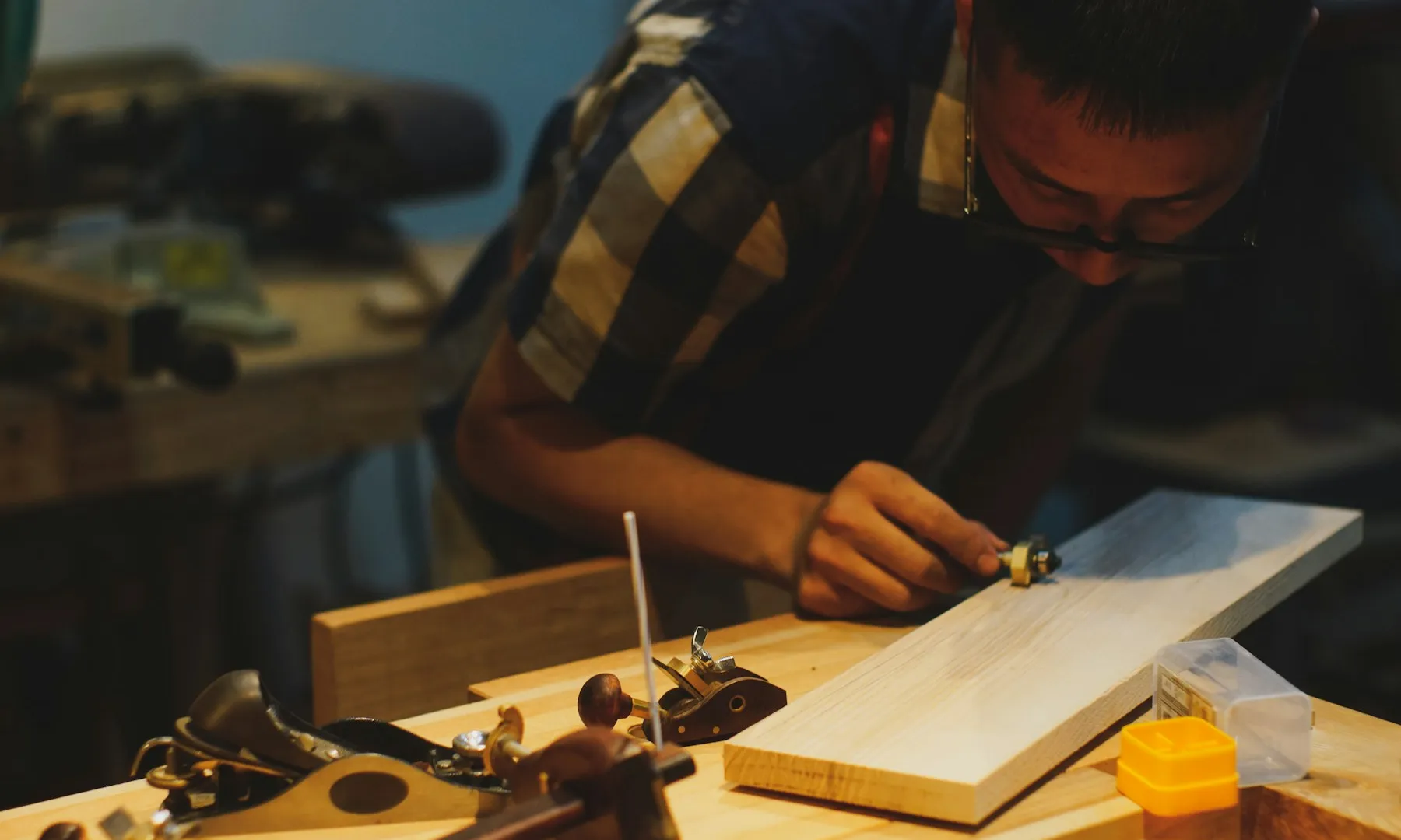 Carpintero trabajando un tablero en el taller