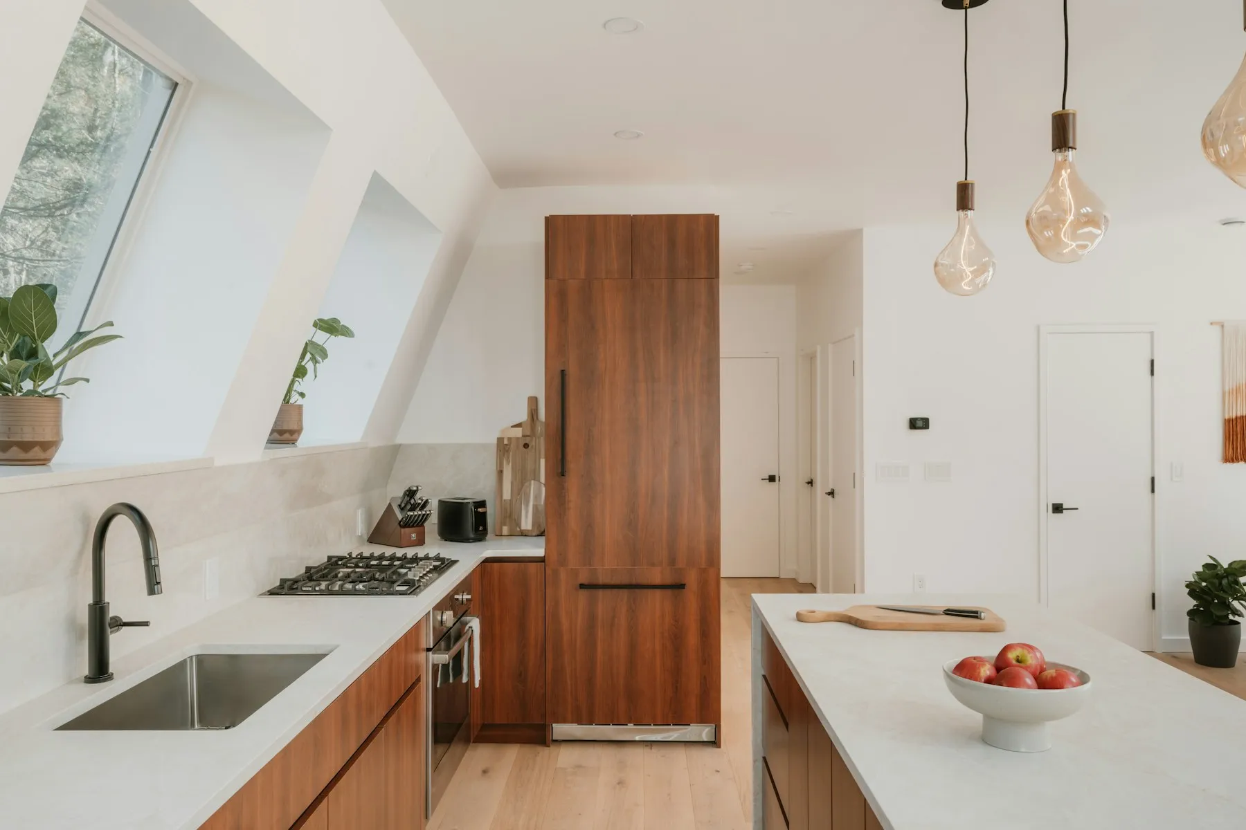 Cocina moderna con muebles de melamina terminados
