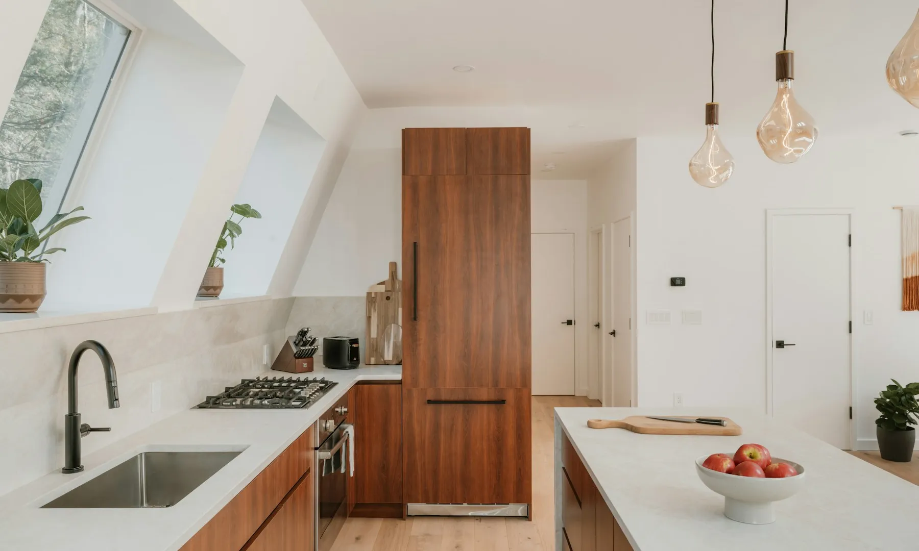Cocina moderna con muebles de melamina terminados