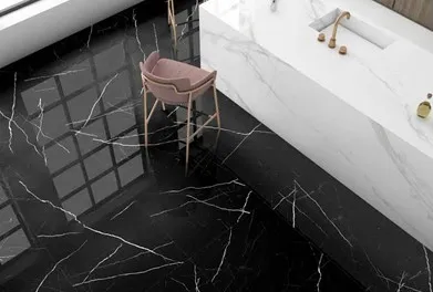 Baño revestido con superficie negra veteada y lavamanos blanco