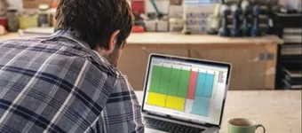 Especialista revisando un plano de optimización de tableros en una computadora