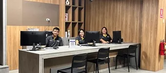 Equipo de atención de Tableros Listos en el showroom